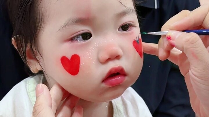 หนูน้อยวัย 1 ขวบครึ่งเปิดประสบการณ์แรกกับการเพ้นท์ใบหน้า ดึงดูดคนมามุงดูเต็มไปหมด!