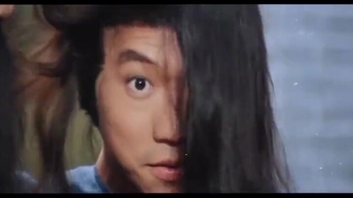 That young man’s disguise skills are amazing! He can switch between two faces at will, and no one ca