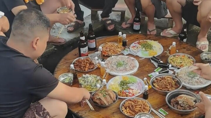Ketenangan warga Guangxi di tengah hujan lebat