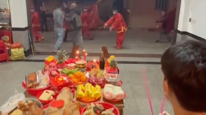 The scene of Southerners welcoming the God of Wealth at home...