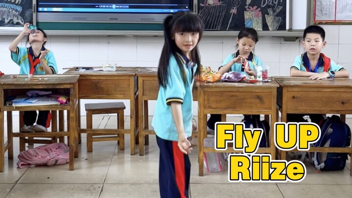 Lần đầu tiên tôi nhảy Kpop dưới sự chứng kiến của giáo viên và bạn học, thậm chí còn kéo ghế, cô gái