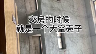 شقة صغيرة بمساحة 40 مترًا مربعًا داخلية، رغم أن عملية التصميم لم تكن مثالية، إلا أنه وسط آلاف الأضوا