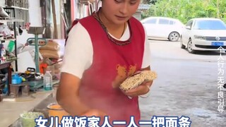 女儿做饭家人一人一把面条，结果妈妈看到后对她“大打出手”