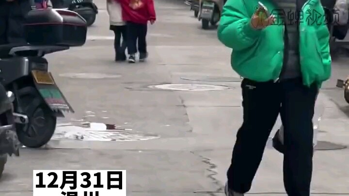 فتى يخرج للعب في الخارج فيلتقطه أحدهم بالكاميرا: “أنا فقط أخرج مع زميلتي!” #الطفل_المثالي #أجمل_فتى_