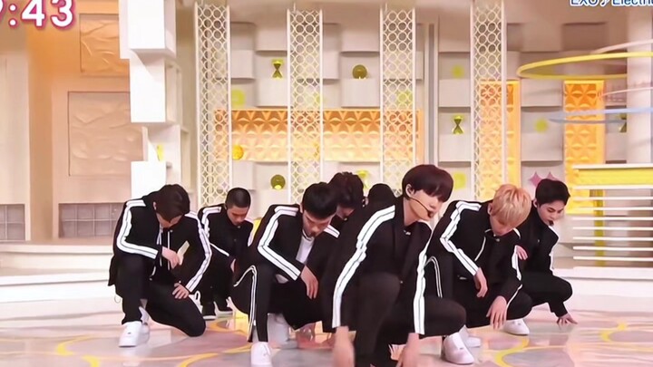 EXO's "Electrickiss": The entire stage performance relies entirely on flying.