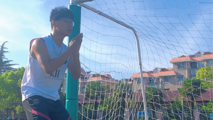 When you’re facing an open goal, here’s your teammate’s real reaction!!