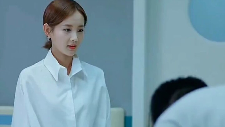 سيدة الرئيس التنفيذي تقدم التبرعات بقلب طيب، ولم يتوقع أحد أنها ستنقذ زوجها بنفسها