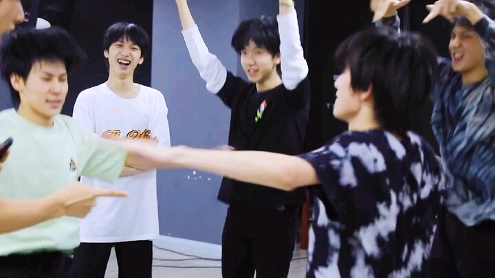 【时代少年团】学到了迈？以后现场应援最低按这种标准来！