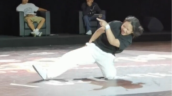 Cô gái nhảy hip-hop 16 tuổi đến từ Hà Nam, Trung Quốc, gây chấn động toàn trường với kỹ năng nhảy si