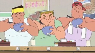 小新的师傅真是个女汉子，和一堆壮汉挤在一起吃饭