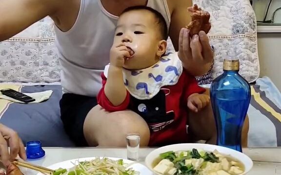 มีหลานอยู่ใต้เข่า มีเนื้อในมือ มีเหล้าในแก้ว ชีวิตแสนสุข