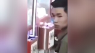 Tội cho anh ấy ..! Chắc a còn thương và yêu cô ấy nhiều lắm video cười