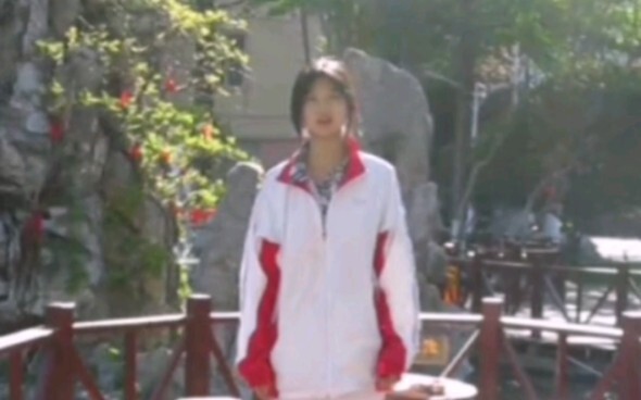 illit《magnetic》体育课的阳光太好看辣，小跳一下！！！