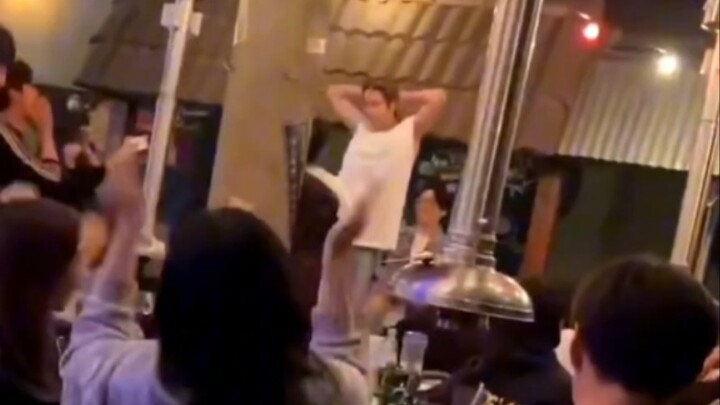 A video bought by an anonymous fan: Everyone is happily dancing at a barbecue restaurant!