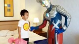 It was the birthday of a little Ultraman fan, and Ultraman Zero gave him a special birthday present.