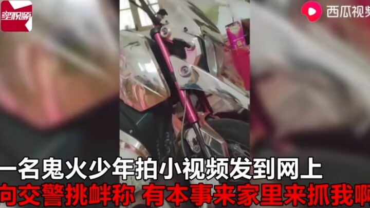 Seorang remaja pengendara motor ilegal merekam video setelah melanggar aturan, lalu mengunggahnya ke