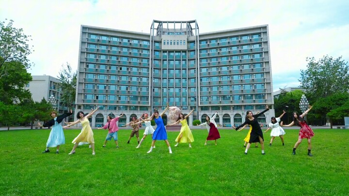 Khi LALALAND gặp RUC... Trước khi tốt nghiệp, tiết học cuối cùng là lời tạm biệt, chúng tôi dùng điệ