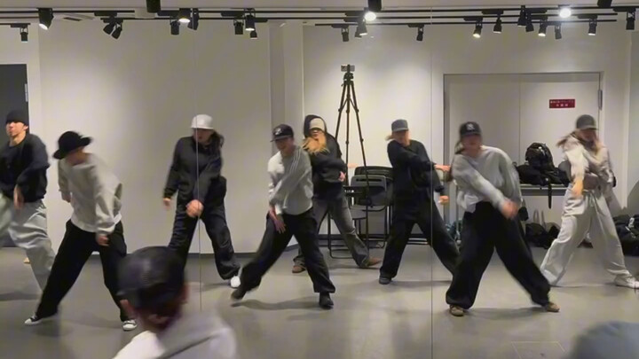 من المؤكد أن رقصتين على هذه الموسيقى في نفس الوقت ستكونان رائعتين للغاية～hasumi مصمم الرقصات