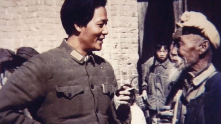 During filming of the Xi’an Incident, actor Gu Yue chats with the extras.