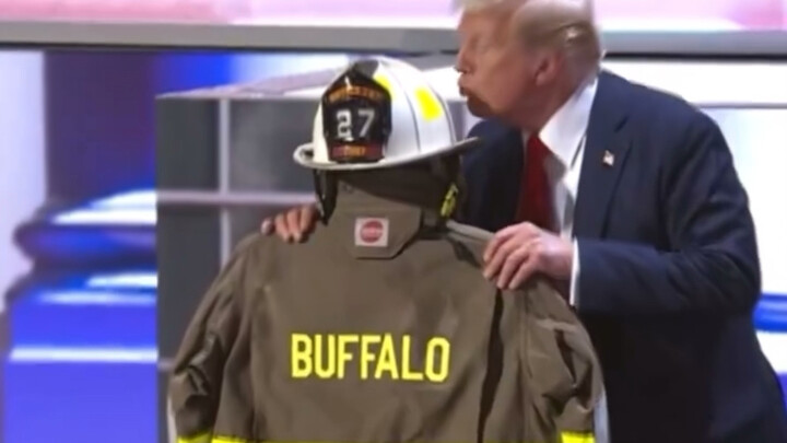 الرئيس ترامب يودّع رجل الإطفاء الذي استشهد لحماية عائلته خلال حادث الاغتيال