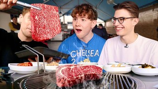 British Uni Students try Authentic Korean Beef BBQ at a Meat Market!!