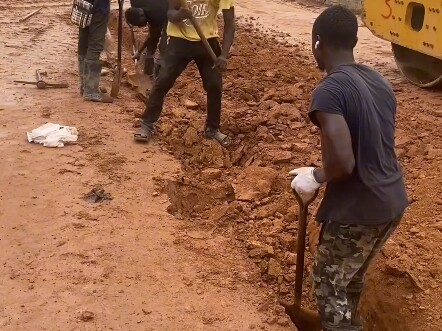 This was filmed by a Chinese netizen in Ghana. He noticed that African workers have started spouting