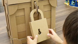 A treasure chest made from a快递cardboard box—sure enough, there's treasure inside when you open it!