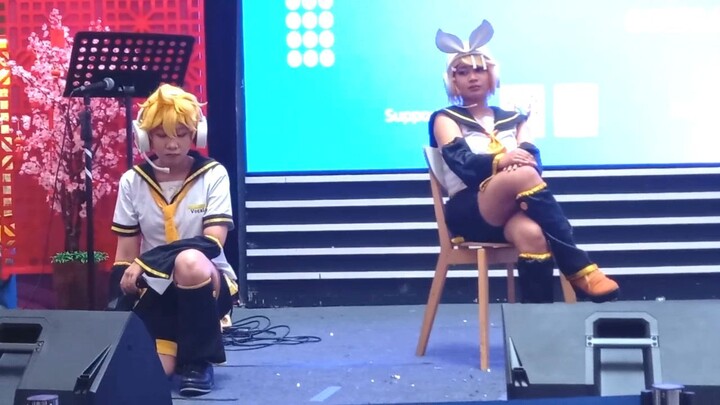 Kagamine Rin and Len Cosplay Performance (Daughter of Evil - Servant of Evil)