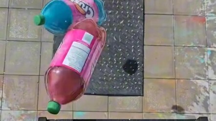 لحظة التفجير المحرِّرة لزجاجة تتدحرج فوق جبل من السكاكين!