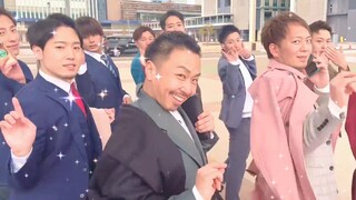 Setelah pulang kerja, para pekerja kantoran dan jas Jepang kembali membawakan lagu single Jepang IZ*