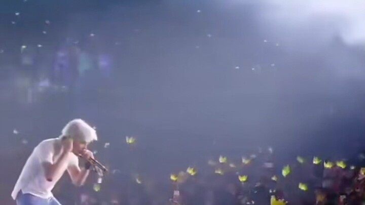G-Dragon’s take on this rap really has a unique flair.
