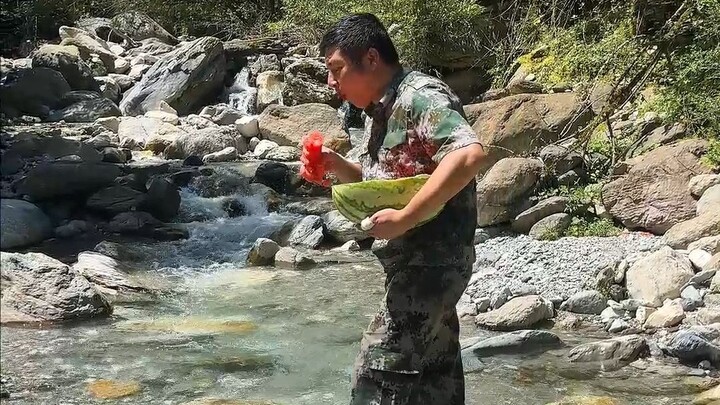 Nấu súp vón cục từ cà chua và bí đỏ ninh nhừ, ngon quá đi thôi.