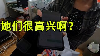 Kurir makanan masuk ke kantor para gadis! Apakah mereka senang?