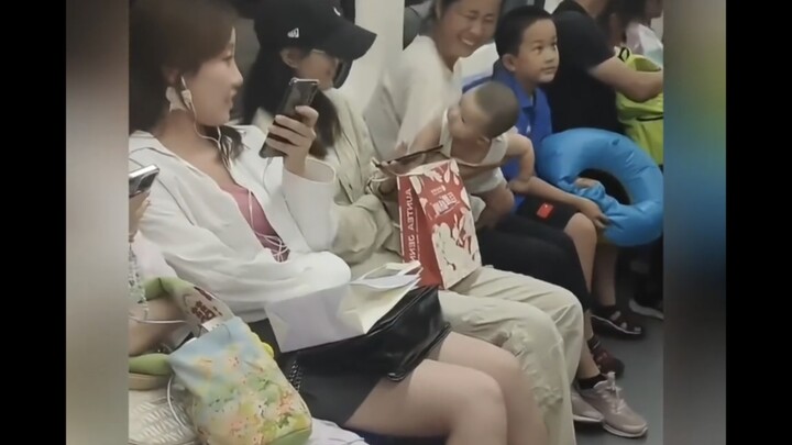Những khoảnh khắc cười bò của các “em bé” loài người, đúng là kỳ quặc mà đáng yêu hết nấc!