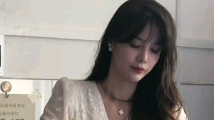 Một lớp học tại một trường đại học đông kín học viên chỉ vì giảng viên quá điển trai; cư dân mạng: H