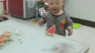 萌娃看大人切西瓜一大一小，不料拿到西瓜后秒变脸，萌娃：你是当我小好欺负是不是