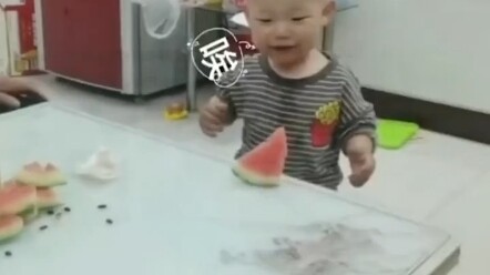 萌娃看大人切西瓜一大一小，不料拿到西瓜后秒变脸，萌娃：你是当我小好欺负是不是