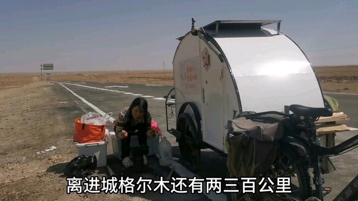 The girl was almost smelly while cycling in Qinghai. After traveling for several days, she finally c