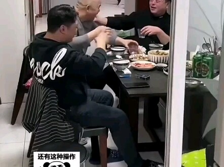 أحضر الأب أصدقاءه لتناول العشاء في المنزل، وثَمِلوا جميعًا، فاستبدل الرجل الخمر سرًا بالسبرايت.