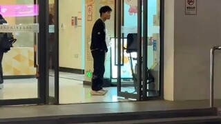 男子走楼梯摔倒，竟当街表演起了街舞，说实话这个真帅！！