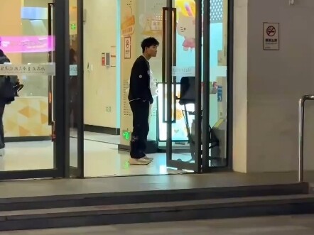 ชายคนหนึ่งสะดุดล้มขณะเดินขึ้นบันได แต่กลับแสดงท่าเต้นสตรีทแดนซ์กลางถนนซะงั้น บอกตามตรงเลยว่าเท่มาก!!