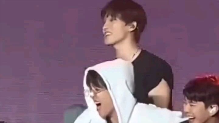 เราก็ไม่เข้าใจเหมือนกันว่าทำไมต้องให้เพื่อนร่วมทีมร้องส่วนของตัวเองผิดแล้วถึงจะโดน "ซัด" ฮ่าฮ่าฮ่า #