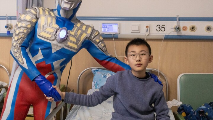 Ultraman Zero visits the hospitalized children during the Chinese New Year