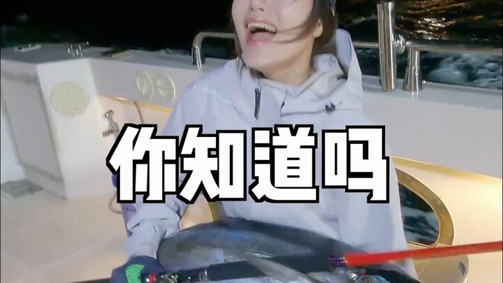 帅小伙带女朋友出来海钓，钓到大金枪鱼！据说，这才是金枪鱼的顶级吃法......