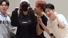 Lee Seokmin, such a natural physical contact!! Lee Young-ji: I treat you as a senior, and you treat