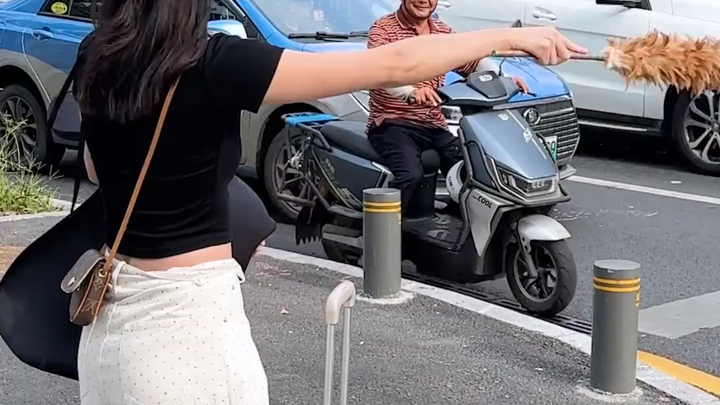 Cô gái tinh tế ngồi xe ôm như thế nào