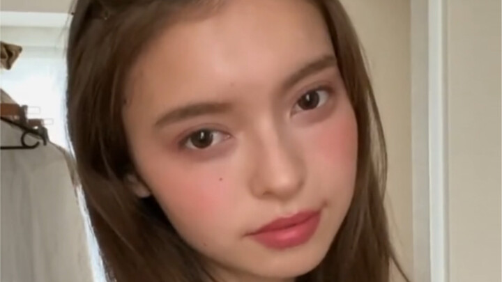 Cô gái thật dịu dàng, bảng phấn mắt cũng đẹp như tranh vậy!