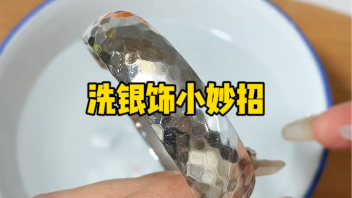 Mix aluminum foil, toothpaste, salt, and white vinegar—this simple hack instantly brightens tarnishe