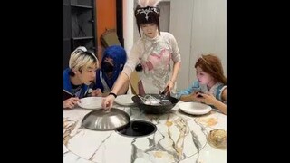 这就是喜欢吃饭玩手机的下场 #斗罗大陆唐三小舞