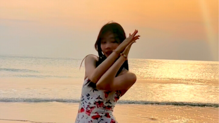 พระอาทิตย์ตกที่ชายหาดและไม่มีแอลกอฮอล์เข้ากันได้อย่างลงตัว! เด็กสาววัย 16 ปี เต้นแบบไร้แอลกอฮอล์ที่ช
